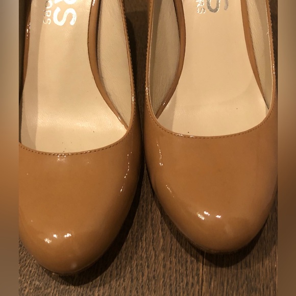 Micheal Kors leather patent pumps beige size 6.5 - Picture 4 of 11